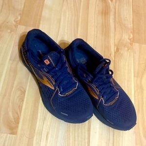 Brooks adrenaline tennis shoes size 10